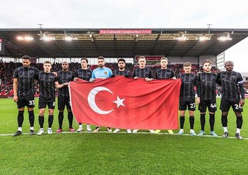 Hull City'den Türk bayraklı saygı duruşu