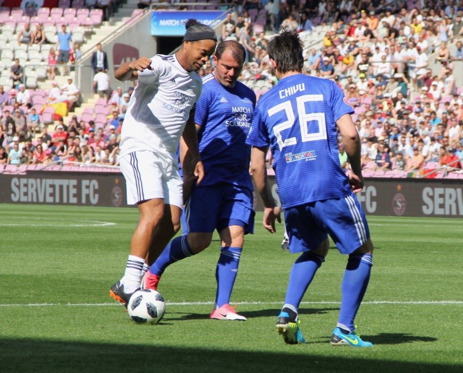 Figo, Ronaldinho’yu yendi