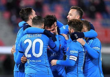 Napoli deplasmanda zorlanmadı!