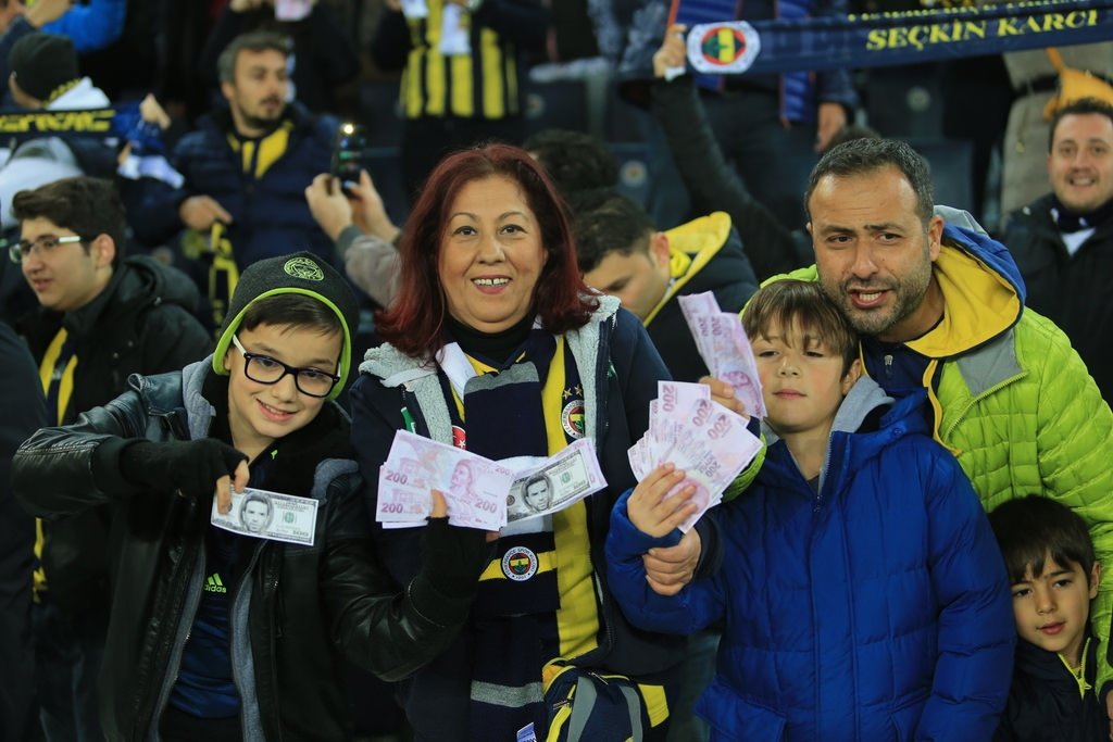 Fenerbahçe taraftarından Gökhan Gönül’e protesto!