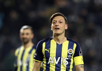 F.Bahçe'nin Sivas kafilesi açıklandı! Mesut Özil...