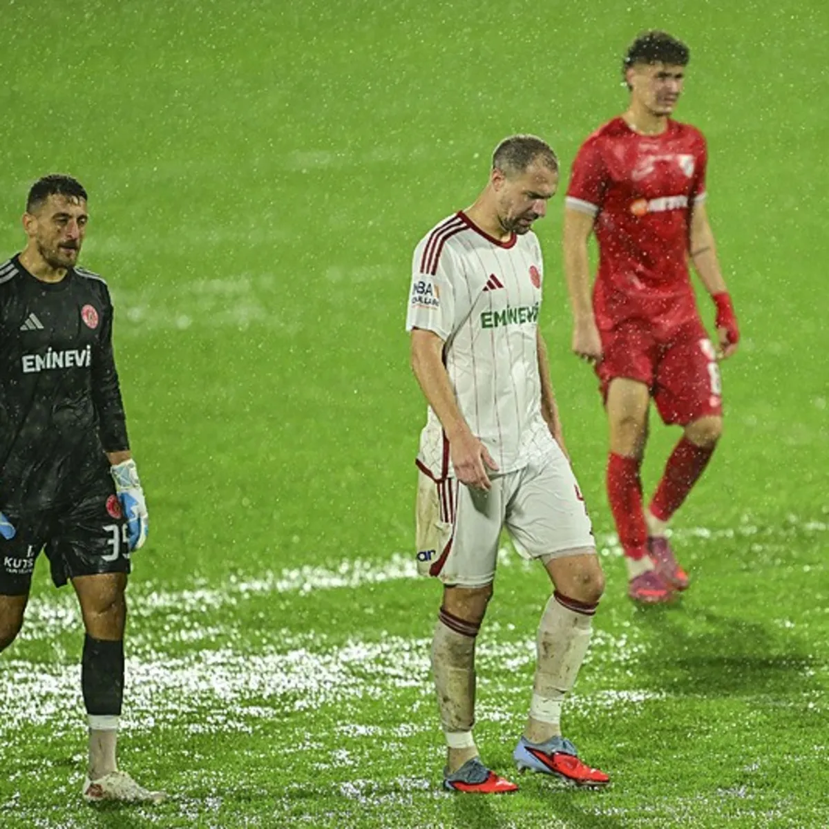 Ümraniyespor ile Boluspor arasındaki maç sağanak nedeniyle oynanamadı