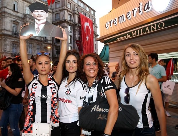 Taraftar grupları demokrasi yürüyüşünde