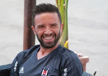 Gökhan Gönül derbiyle sahalara dönüyor