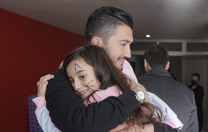 Antalyaspor’da Nuri Şahin ve futbolcular depremzede çocukları ziyaret etti