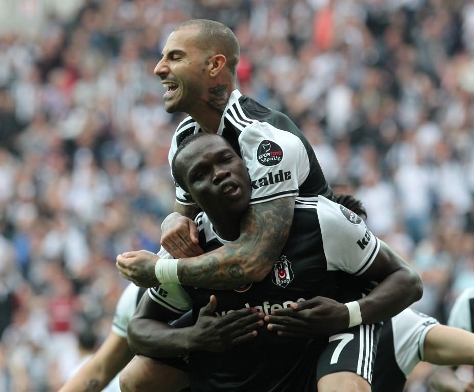Talisca ve Aboubakar Ada yolcusu