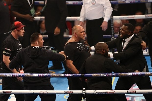 Tek yumrukla rakibini nakavt etti