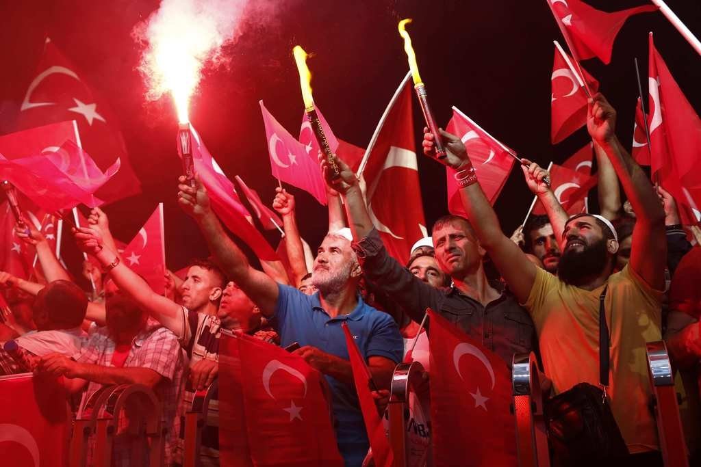 Milyonlar demokrasi nöbetinde