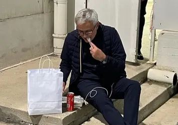 Dikkat çeken kare! Jose Mourinho...