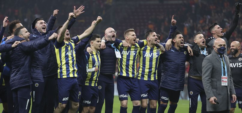 FENERBAHÇE HABERLERİ - Galatasaray maçı galibiyetinin ardından Fenerbahçeli futbolcular böyle sevindi!