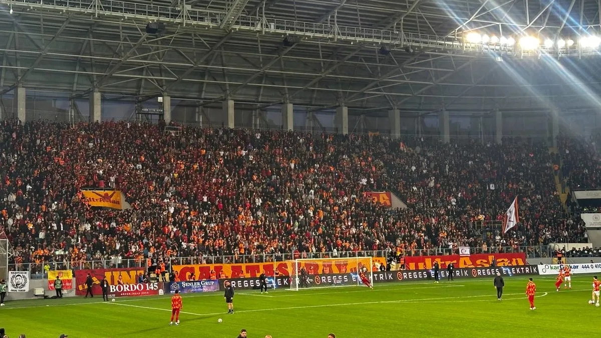 Galatasaraylı taraftarlar tribünleri doldurdu!