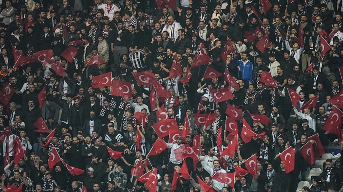 Beşiktaş taraftarından Serdal Adalı'ya istifa çağrısı!