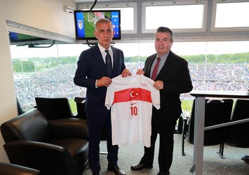 Hacıosmanoğlu'ndan Önal'a forma hediyesi
