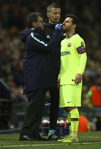 Manchester United - Barcelona maçına damga vuran an! Messi kanlar içinde...