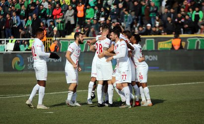 Antalyaspor 3 puanı 3 golle aldı
