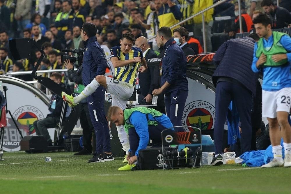 aSpor: Fenerbahçe Antwerp maçı sonrası Mesut Özil'den tekme açıklaması! "O hareketim..."