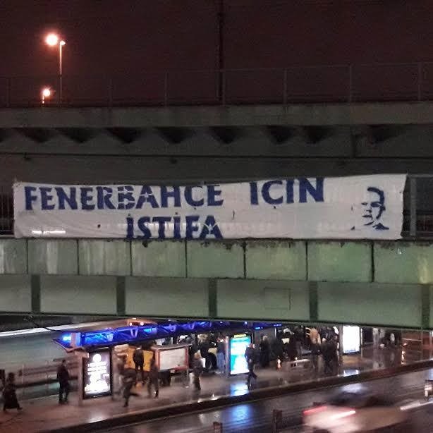 Fenerbahçe taraftarından ’istifa’ pankartları