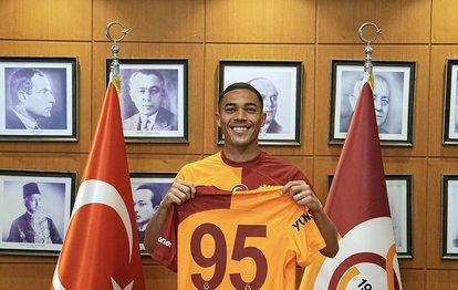 TRANSFER HABERİ - Galatasaray Carlos Vinicius ile resmi sözleşmeyi imzaladı!