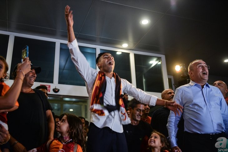 Galatasaray taraftarının Falcao karşılaması dünyayı şaşırttı! Galatasaray taraftarının Falcao karşılaması dünyayı şaşırttı!