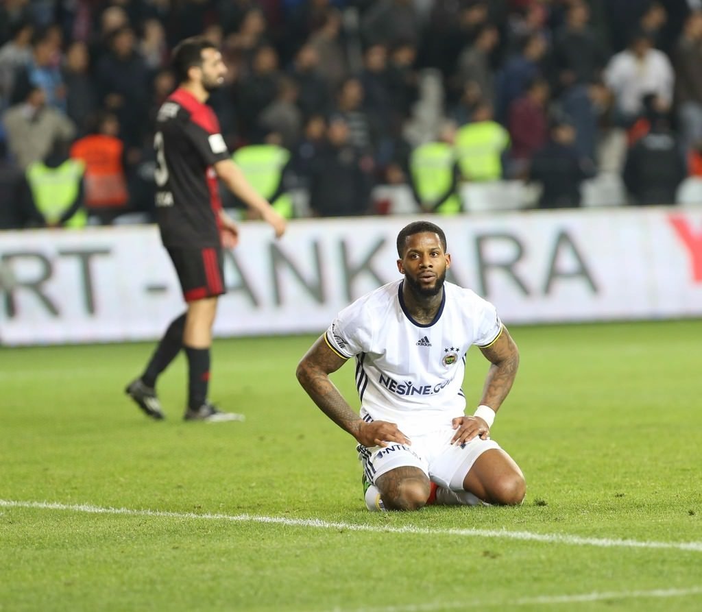 Fenerbahçe’de 5 ismin bileti kesildi