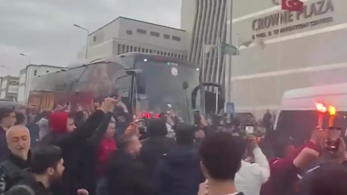 Galatasaraylı taraftarlardan coşkulu uğurlama!