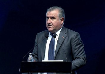 Bakan Bak, milli tenisçi Zeynep Sönmez'i kutladı!