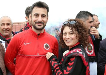 G.Birliği taraftarı futbolculara Cumhuriyet altını hediye etti