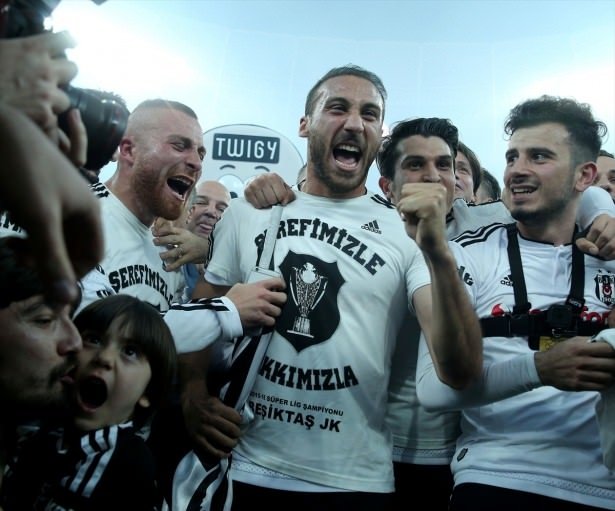 Maç sonunda Arena’da büyük çoşku!