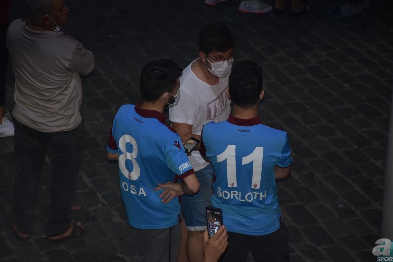 Trabzon’da şampiyonluk coşkusu! Taraftarlar sokaklara akın etti