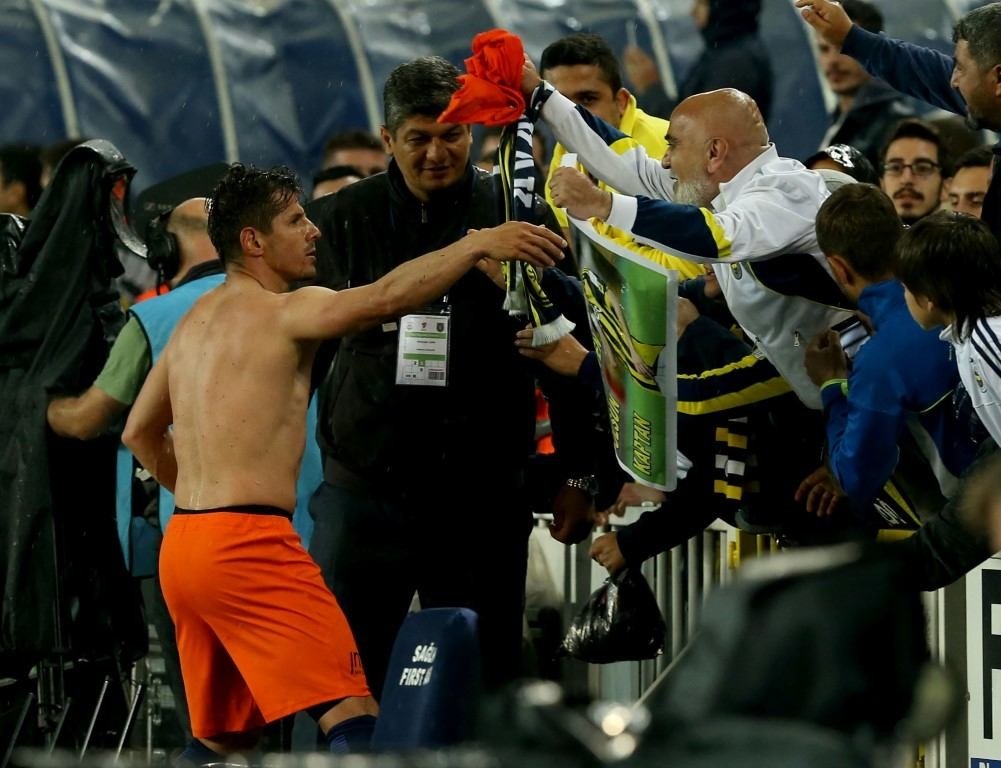Emre Belözoğlu, Fenerbahçe taraftarına gitti