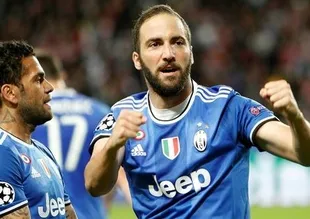 Higuain attı Juventus final kapısını araladı