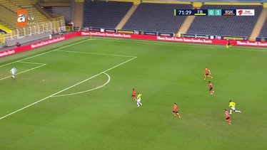 Fenerbahçe - Başakşehir maçında tartışmalı pozisyon! Golden önce faul var mı?