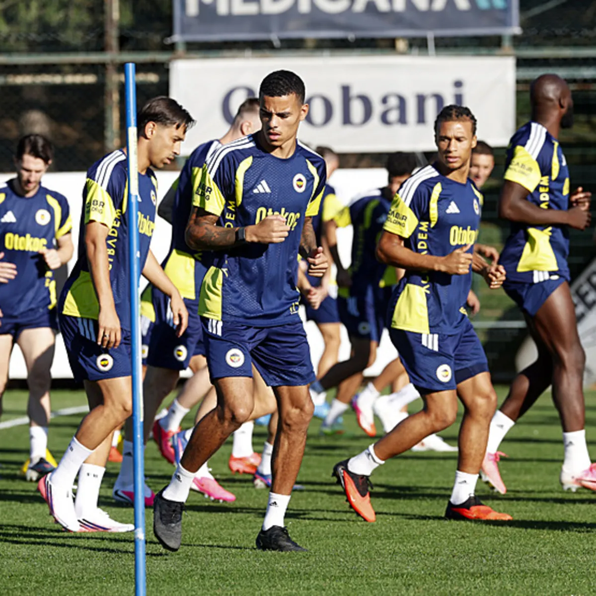 Fenerbahçe'de Yol Ayrımı: İki İsim Daha Gönderiliyor