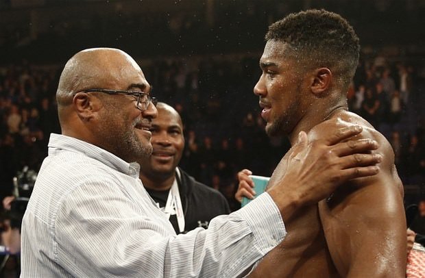 Tek yumrukla rakibini nakavt etti