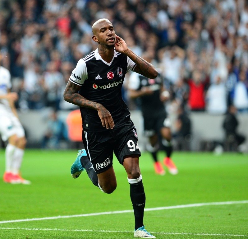Talisca ve Aboubakar Ada yolcusu