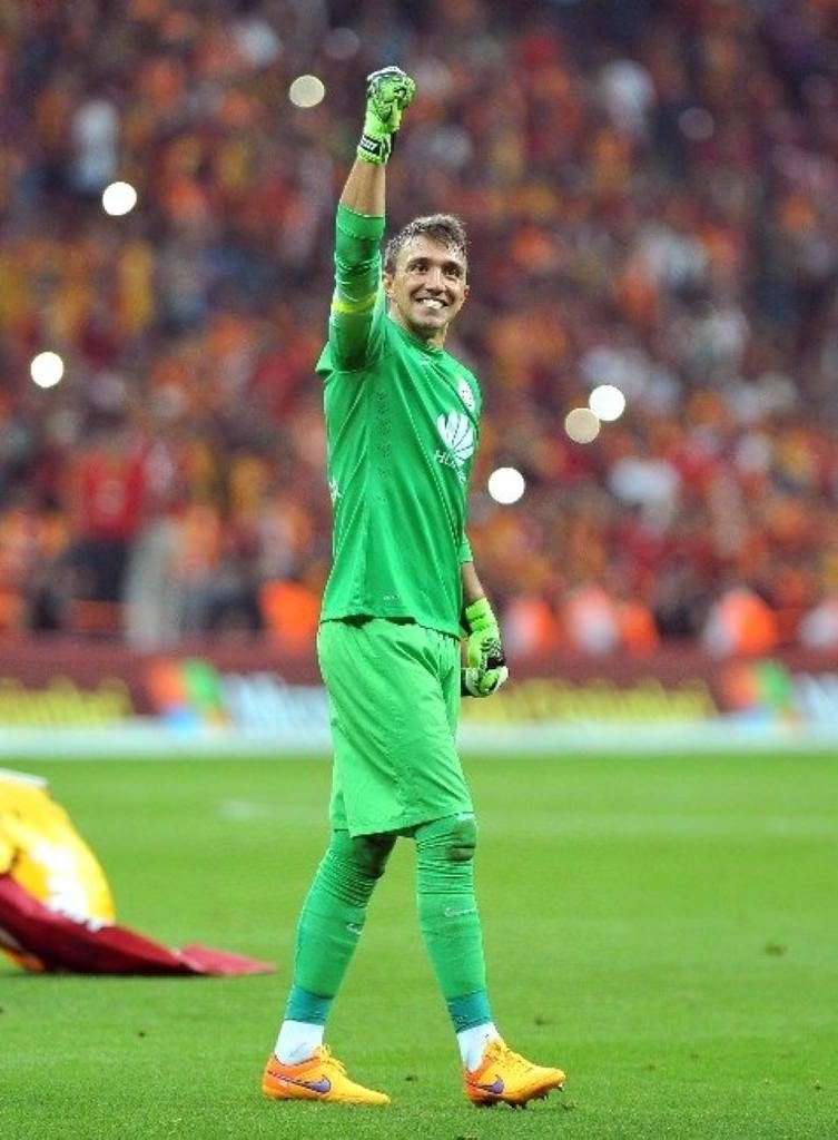 Muslera’ya kale dar geliyor