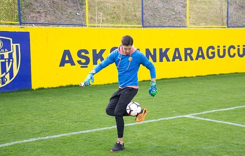 Galatasaray Altay Bayındır’ı bitirdi