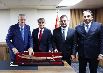 Erdoğan'a Sürmene kılıcı hediye edildi