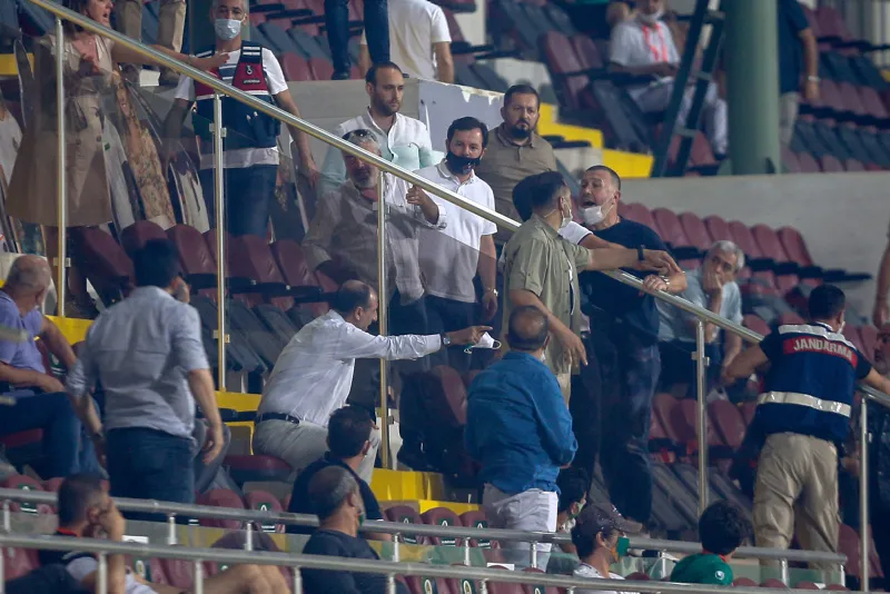 Alanyaspor-Trabzonspor maçı sonunda yöneticiler ve kulüp çalışanları arasında arbede çıktı - 1