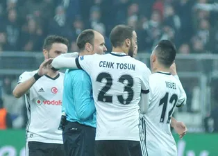 Hakem Lahoz'dan maç sonu şaşırtan hareket!