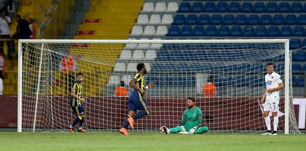 Kasımpaşa-Fenerbahçe karşılaşmasından kareler