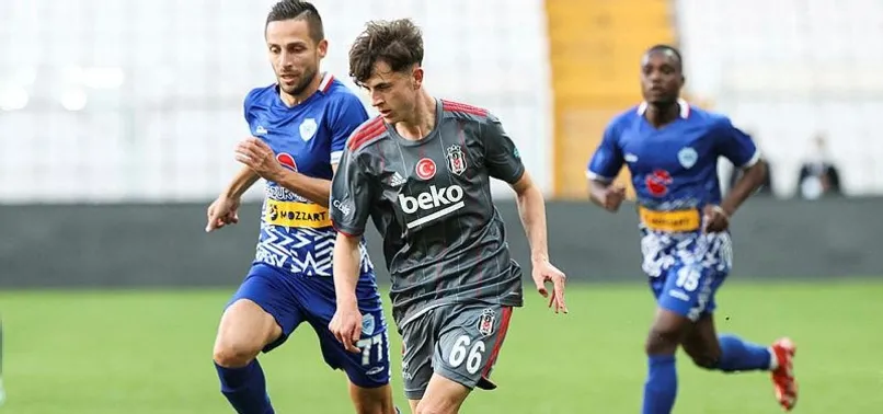 Beşiktaşlı genç futbolcuya tekme attı!