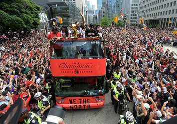 Toronto Raptors’ın şampiyonluk sevinci sürüyor