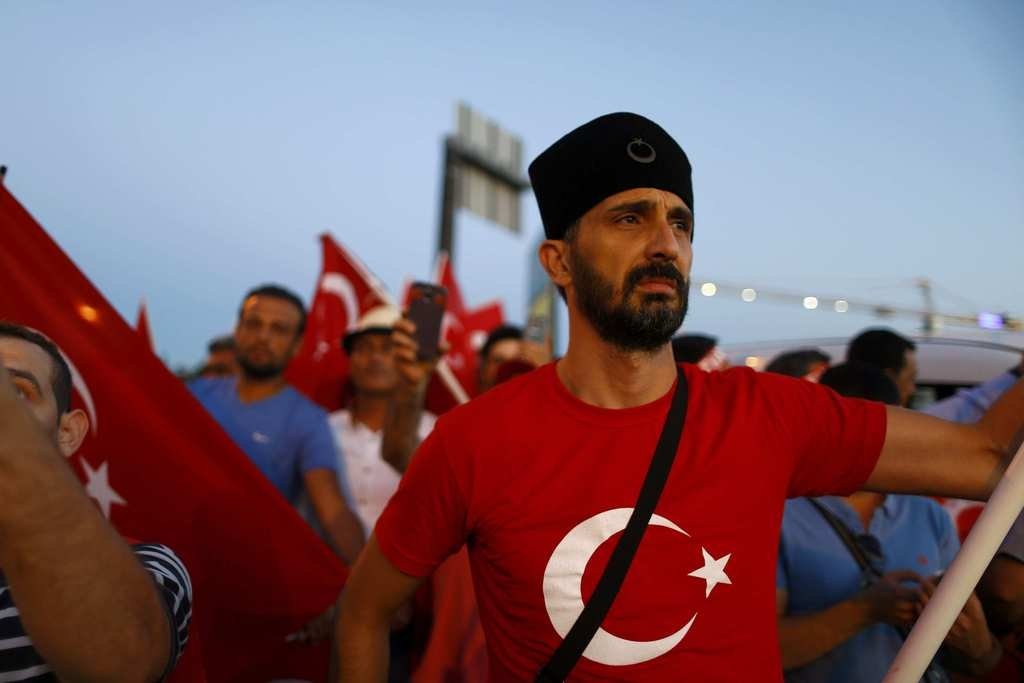Milyonlar demokrasi nöbetinde