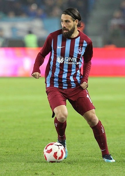 Ünlü futbolcular ve lüks otomobilleri