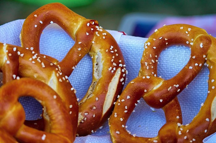 alman-simidi-nasil-yapilir-pretzel-brezel-alman-simidi-tarifi-malzemeleri-yapilisi-ve-puf-noktalari-nedir-1666179990367.jpeg