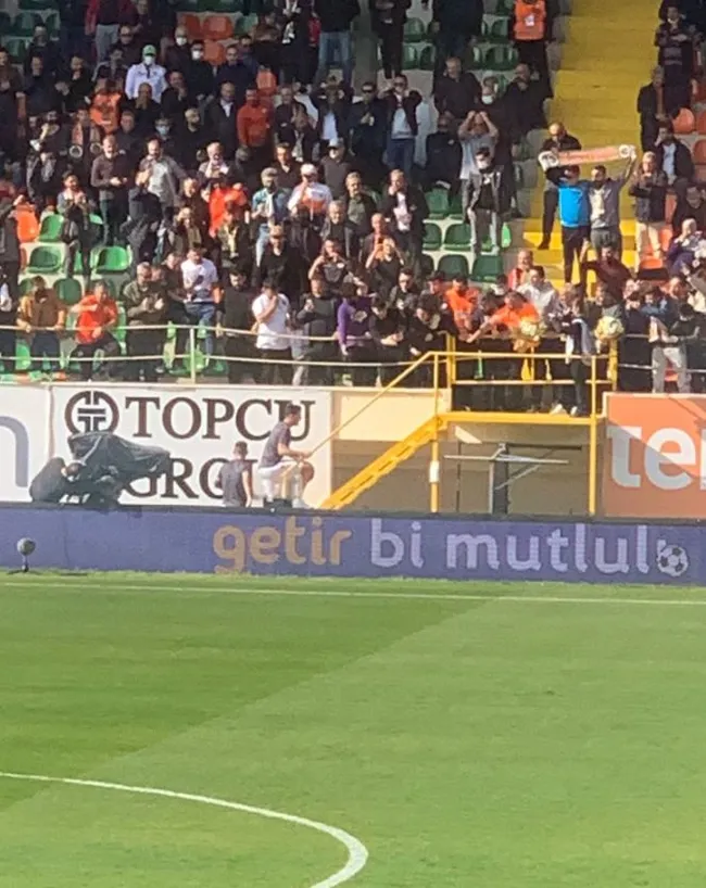 Alanyaspor taraftarı Trabzonspor maçı öncesi Siopis ve Bakasetas'a çiçek verdi! - 1