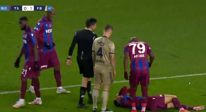 Son dakika spor haberi: Trabzonspor Fenerbahçe karşısında penaltı bekledi! İşte o pozisyonlar - 3
