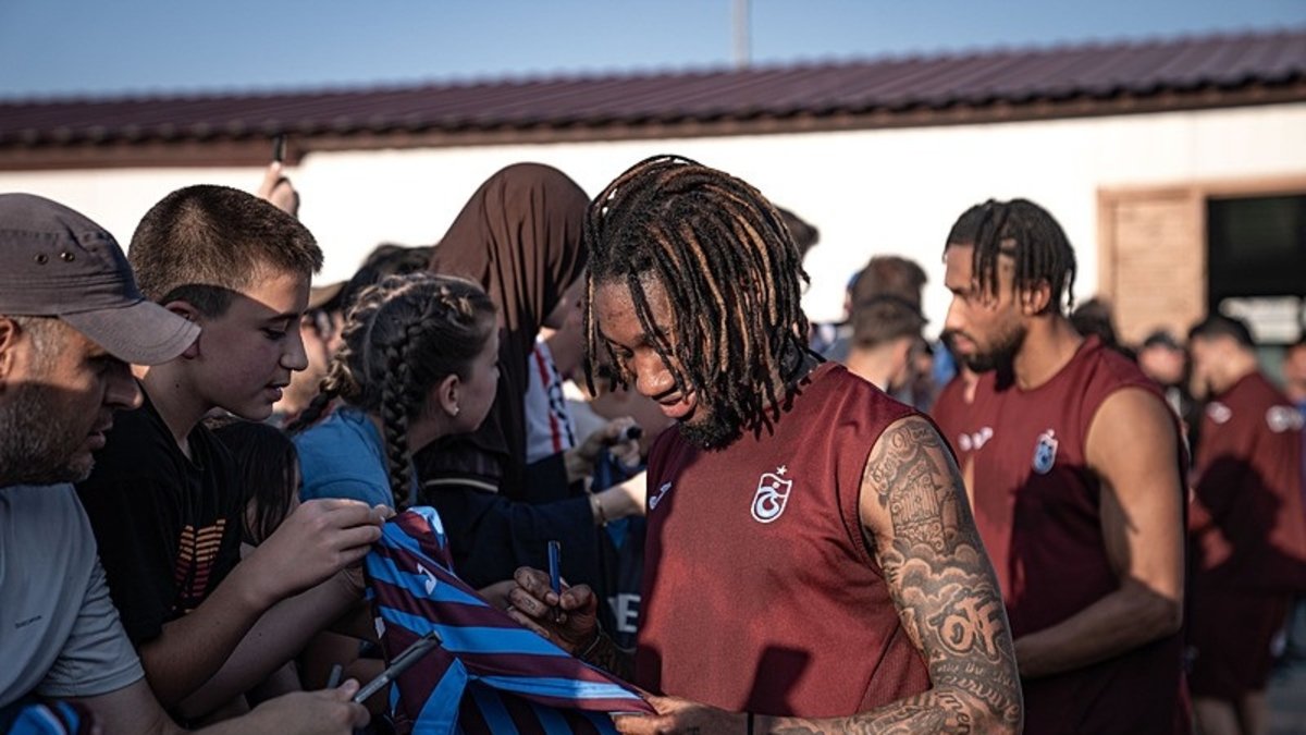 Trabzonspor'da futbolcular Erzurum'da taraftarla buluştu
