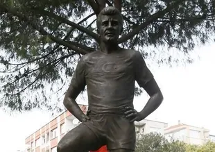 Taçsız Kral'ın heykeli dikildi